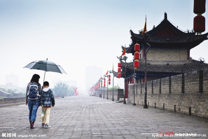 場景合成，合成走在陰冷雨夜小巷街頭效果