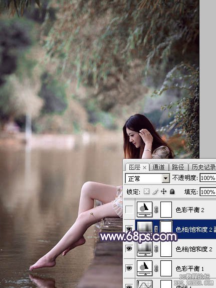 ps调出在河边洗脚的长发美女图片