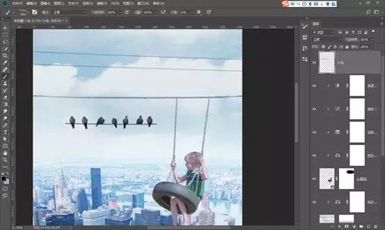 场景合成，通过PS合成在城市上空荡秋千的男孩