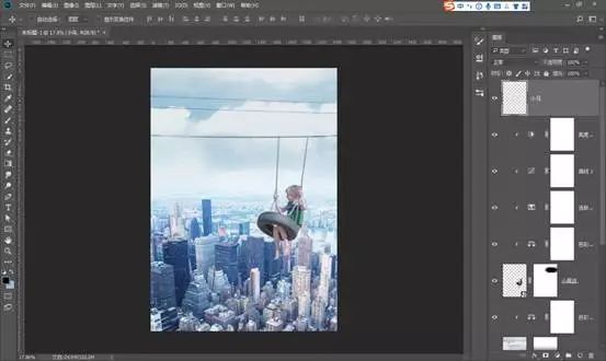 场景合成，通过PS合成在城市上空荡秋千的男孩